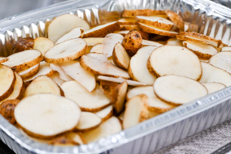 SLICED POTATOES IN FOIL PAN