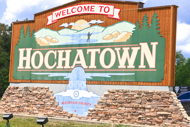 Hochatown Sign