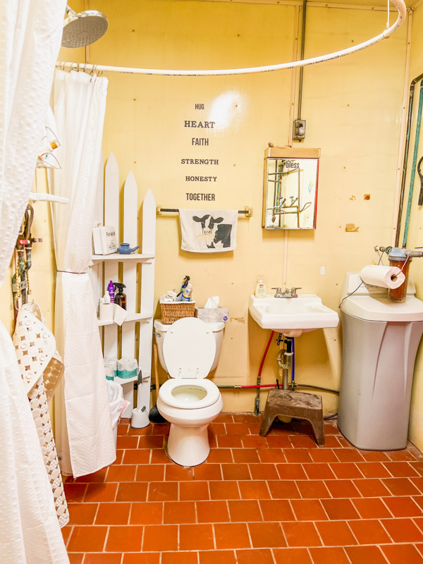 3j Farms shared bathroom