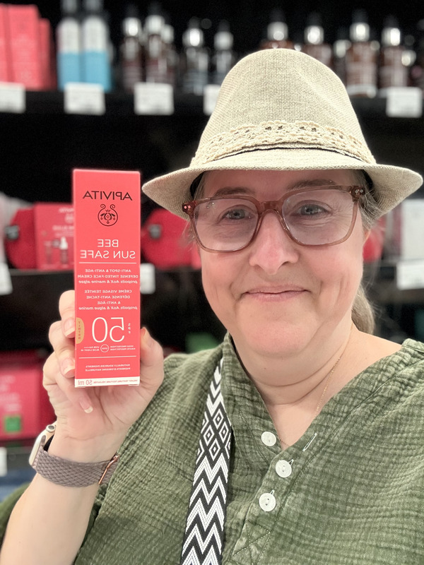 Melissa holding APIVITA product x