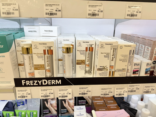 FrezyDerm Sunscreen with Color Velvet Technology x