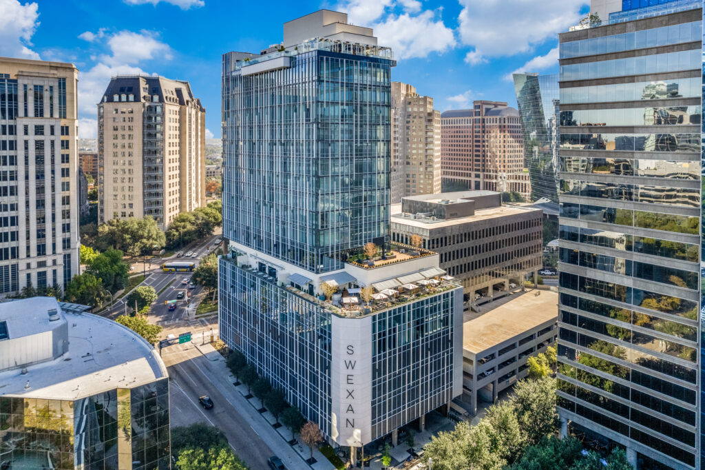 Stay at hte Hôtel Swexan during the Red River Showdown